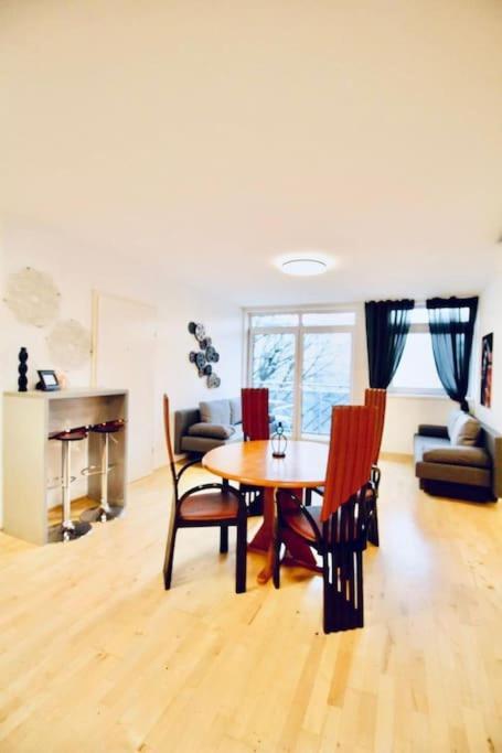 Lovely 2br And 1lr Apt, Up To 10p, Very Central Apartment *