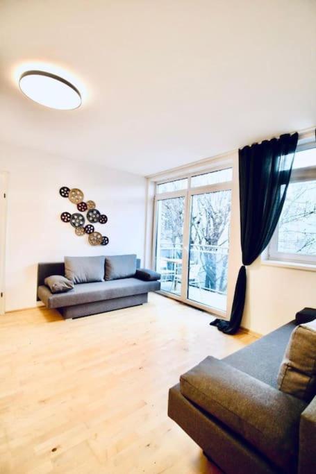 Lovely 2br And 1lr Apt, Up To 10p, Very Central *