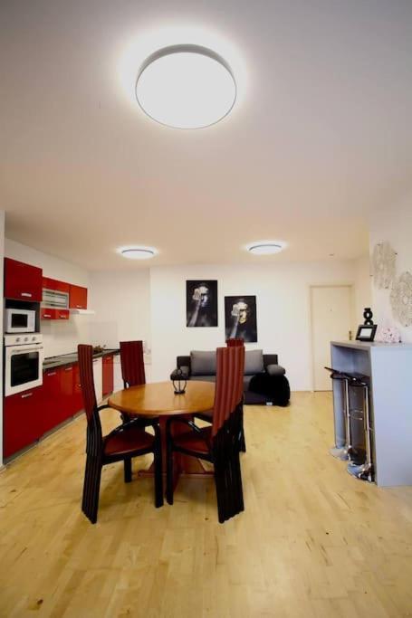Apartment Lovely 2br And 1lr Apt, Up To 10p, Very Central