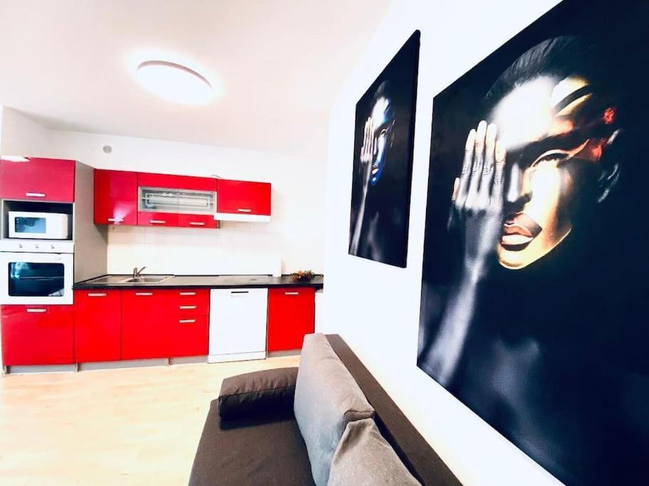 Lovely 2br And 1lr Apt, Up To 10p, Very Central