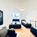 Lovely 2Br And 1Lr Apt, Up To 10P, Very Central